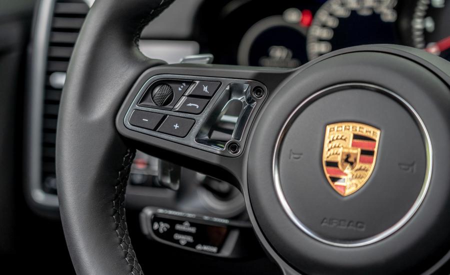 Детали интерьера Porsche Cayenne Turbo (PO536) 2018 года  (NA) (фото 13 из 40)
